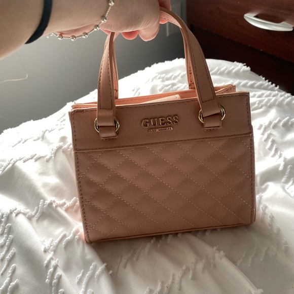 GUESS mini pink hand bag. - Picture 4 of 4